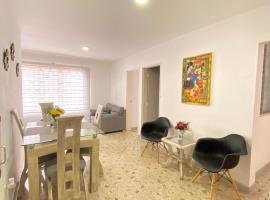 Apartamento comodo y acogedor Laureles, hotel in Medellín