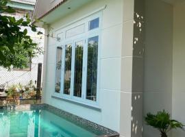 Ph&ograve;ng View s&acirc;n vườn-hồ bơi, hotel con estacionamiento en Ấp Ph&uacute; Khương