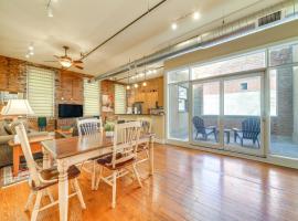 4 Mi to Churchill Downs Cozy Condo with Balcony, ξενοδοχείο σε Louisville