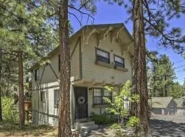 Knights Haven - NEW Hot Tub, Walk to Lake, Village, Smart TV, Fireplace, Deck, BBQ