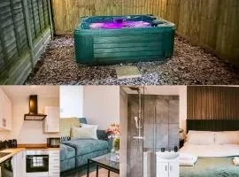 4 Bedroom, Sleeps 8, 3 Bathroom, Hot Tub, WiFi, Smart TVs in Each Room 3 min walk to KINGSHOLM Stadium