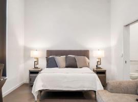 Grand Suite Pinnacle Brownstones, ξενοδοχείο σε Rogers