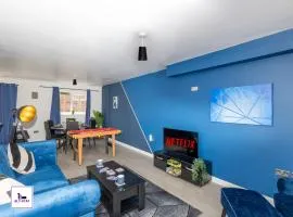 Stonecliffe Homes by Alt-Stay Leeds 6 Bedroom Contractor and Corporate Accommodation - 2x Semi Detached Houses with 2 Kitchens, 2 Living Rooms, 4 Bathrooms, Parking, Netflix and Fast Wi Fi - Long Stay Ready with Weekly and Monthly Rates