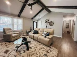 Modern Ranch 3 BDRM, sleeps 6 with HOT TUB