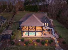 Luxury Lakefront Stay Private Dock IndoorOutdoor Pool The Retreat