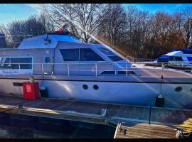 Rhapsody in Blue、チャーツィーの船上ホテル