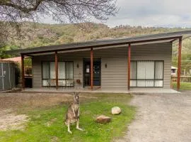Cheeky Emu Spacious Family Accommodation Halls Gap