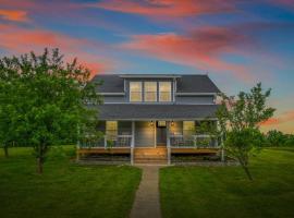 Spacious Home 4BR Fire Pit, Patio Hot Tub, hotelli kohteessa Frankfort