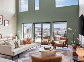 Penthouse Luxury with Pool Patio and City View plus Walk to Broadway, hotel em Nashville