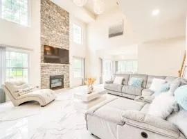 Hike, Sip and Ski Spacious Poconos Home