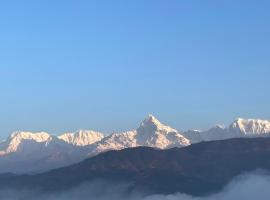 Himalaya Serene View Guest House & Farm Stay、Deorāliのホテル