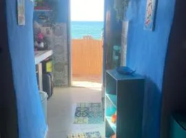 Maison troglodyte en bordure de mer