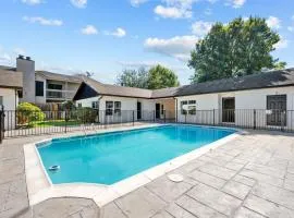 Modern & Spacious 1BR Haven near Galleria