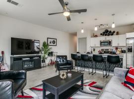 Romantic Condo facing Riverwalk with King Suite, Pet Friendly, free Parking Centrally Located, acomoda&ccedil;&atilde;o em condom&iacute;nio em San Antonio