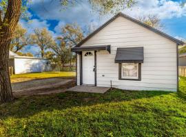 Whole Home Remodeled 1 Bed West Side Coffee Smrt TV WIFI, Hotel in Wichita