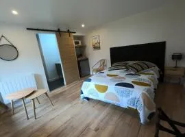 Chambre indépendante rénovée, à 2 pas de la plage