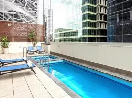 Skyline Escape - Heart of City with Resort Amenities