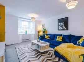 Vibrant Home in Crewe by 53 Degrees Property, Ideal for Business, FREE Parking!