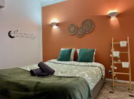 Joli T2 47m2 au calme absolu, à 2 pas de la gare avec parking privé, hotel in Saint-Cyr-lʼÉcole