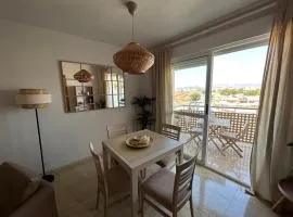 Cerca de la playa y el centro, aire centralizado