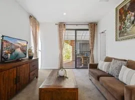Belrose 2 Bed Holiday Home Free Parking