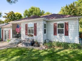 Huge Fenced Yard, Game Room, Private Yoga Suite!, hotel en Bountiful