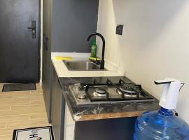 Naji Homes - Live Large in a Cozy Space، فندق مع مسابح في Athi River