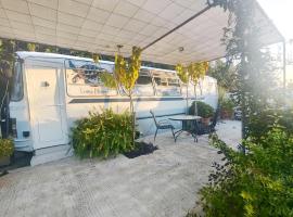 Venus Elegant - Getaway Bus, tapak glamping di Chlorakas