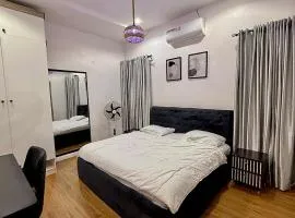 Room In A Luxury Home With Pool, Gym, Snooker,PS5, & 24h Power