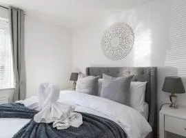 Comfortable 2-Bed Home with Parking & Fast Wi-Fi!