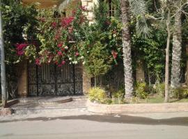 cozy penthouse in New Cairo: Al Khārijah şehrinde bir otel