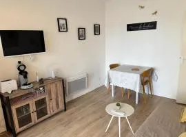 Appartement secteur village rez-de-chaussée avec terrasse et parking 50m mer