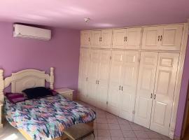 habitación a 2 cuadras de la Normal del Estado y 8 de ITESM