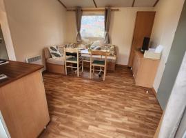 Mobilhome les pieds dans l eau avec piscine, beach hotel in Saint-Gérons