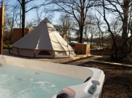 Tente luxe avec jacuzzi vue lac 3