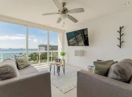 SEASlDE Beachfront 4 BDR by Casa Paraiso