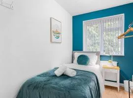 Stylish 4-Bedroom Getaway Free Parking