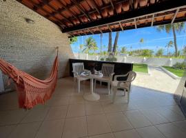 Casa Piatã com piscinas em condomínio grande, hotel in Salvador
