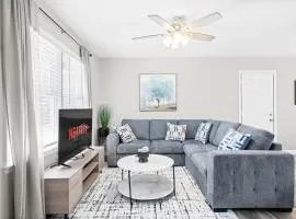 Sleek 3 BR home with self check in Private!