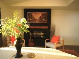 Stunning Waterfront 3BR Retreat - Perfect Getaway