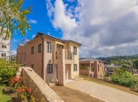 Modern, Spacious, 3BR Hill View Retreat, Central, 24hr Security, Starlink and Solar, hotel sa parkingom u gradu Očo Rios