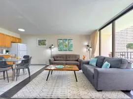 Waikiki Banyan condo with heated pool & free parking