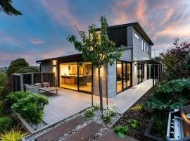 Private luxury townhouse close to central city