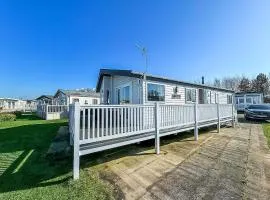 Beautiful Lodge With Decking In Hunstanton At Manor Park Ref 23195K