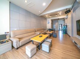 安平-宅17包棟 KTV 民宿 x 户外烤肉區-依人數開放房型, hotel na praia em Tainan