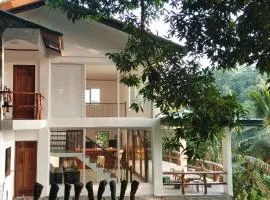 Puerto Galera Hilltop Guesthouse -Tropical Retreat