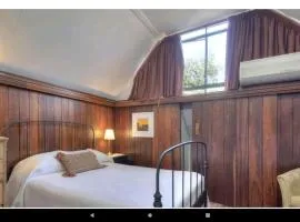 Snow white's 2 bedroom dream Cottage with free parking