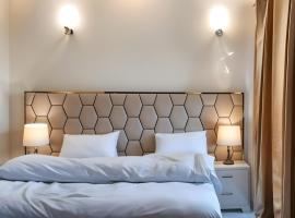 Luxus Gold Villa DHA Near Airport & Raya, hotel i Lahore