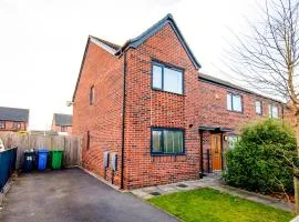 Manchester Cityside Deluxe Stay - 3 Bedroom House Great for Family with Free Parking & Garden