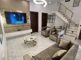 Luxury 4BR Apt 5Min to LCC with Pool in Secured Estate